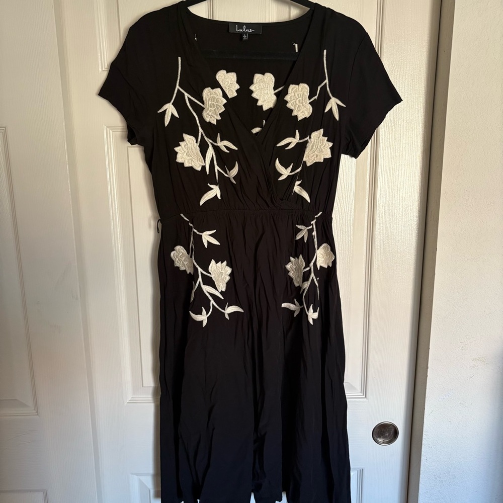 lulus | black midi a-line dress with white floral embroidery